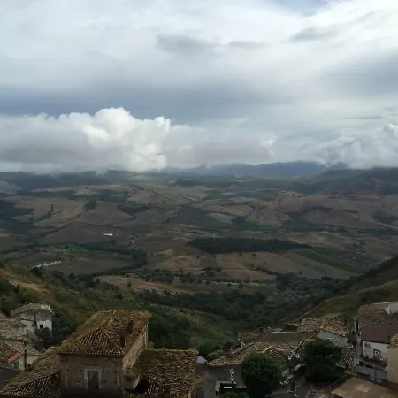 Il Rifugio Di Nyaraló Crucoli